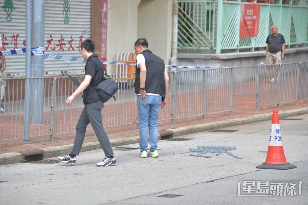 鐵窗框跌落行車線，地面遺玻璃碎片。楊偉亨攝
