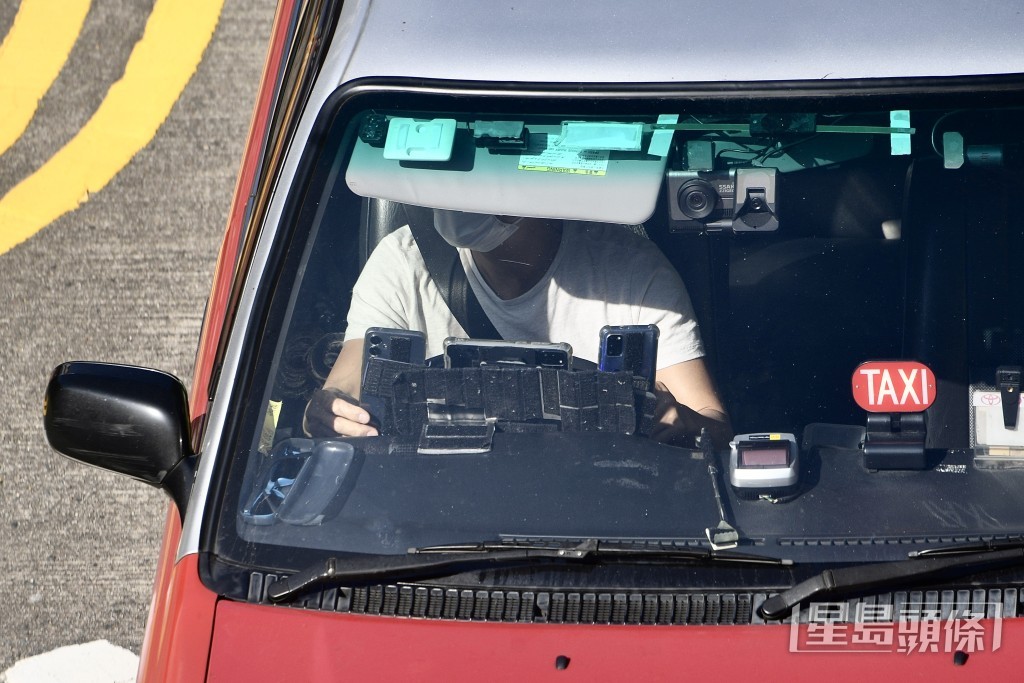 運輸署今日（25日）起，規定司機駕駛時最多只可以使用兩部流動通訊設備。