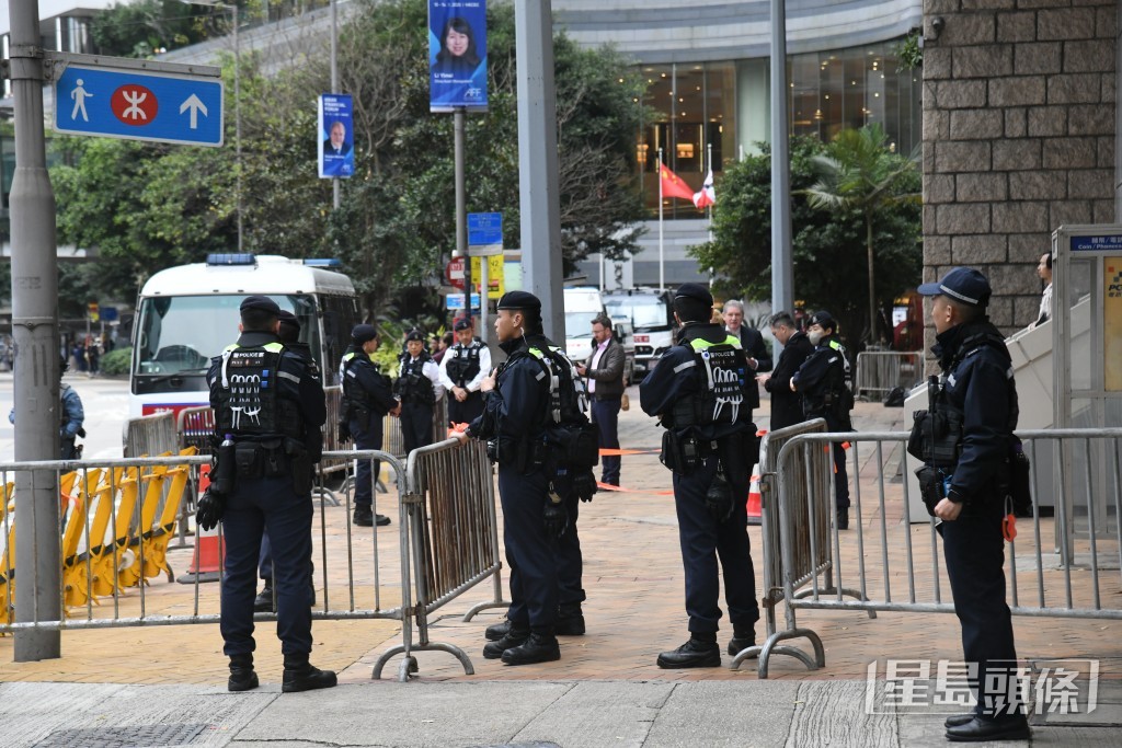 黎智英乘坐囚車到達法庭，警方一早在場佈防。何健勇攝