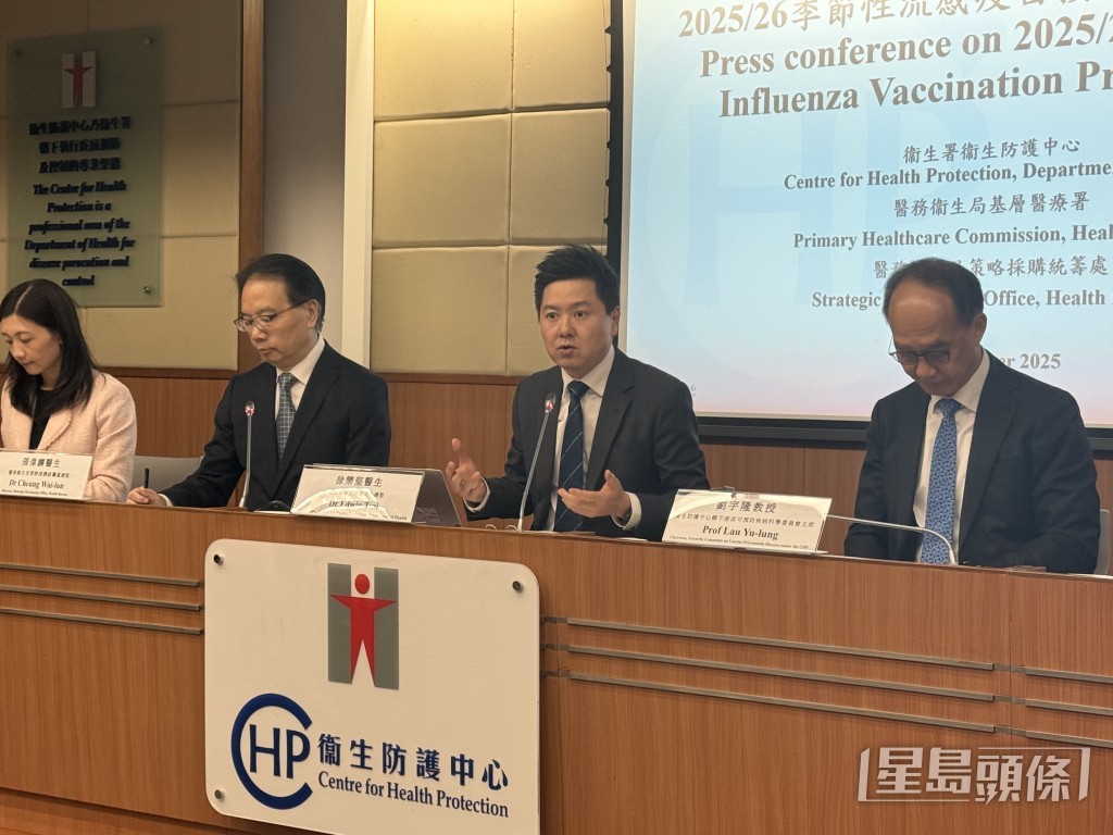 徐樂堅(右二)表示,將不參與學校的資料放上網,是希望提醒有關學校的家長,盡快自行安排子女到家庭醫生接種疫苗。 徐樂堅(右二)表示,將不參與學校的資料放上網,是希望提醒有關學校的家長,盡快自行安排子女到家庭醫生接種疫苗。