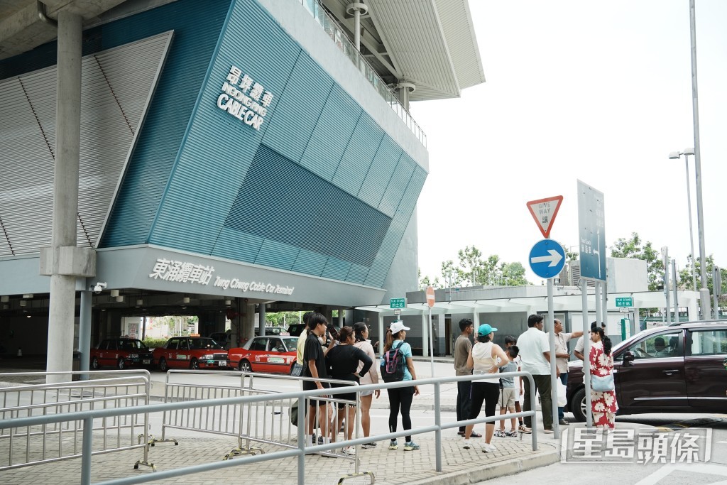 不少遊客到昂坪360纜車站上山觀光。汪旭峰攝 不少遊客到昂坪360纜車站上山觀光。汪旭峰攝