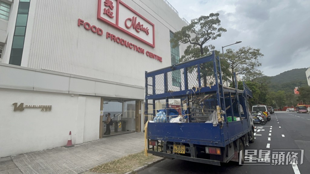 食品廠門口停泊一部竹棚貨車。 食品廠門口停泊一部竹棚貨車。