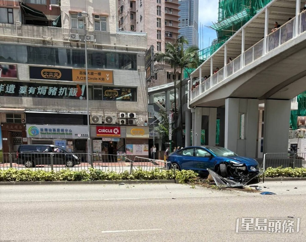私家車自炒剷上花槽。網上圖片
