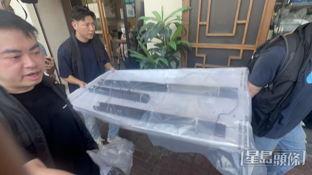 重案組探員檢走光管燈槽。梁國峰攝 重案組探員檢走光管燈槽。梁國峰攝