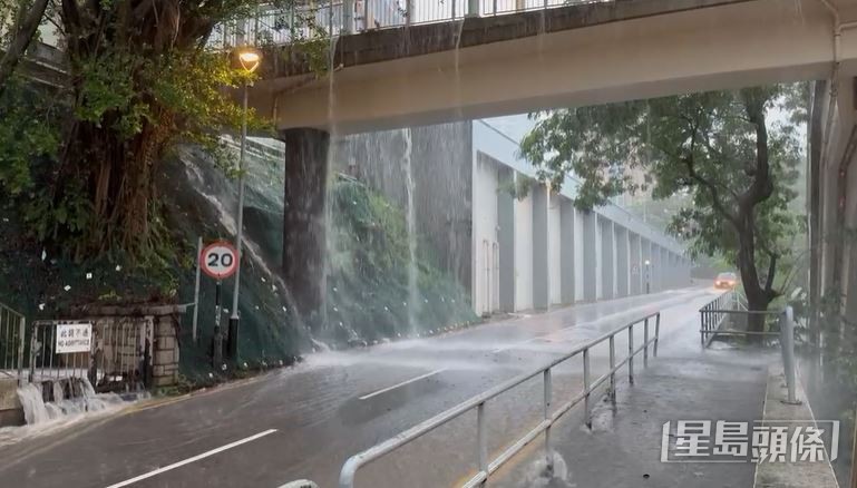 行人天橋亦雨水倒灌。