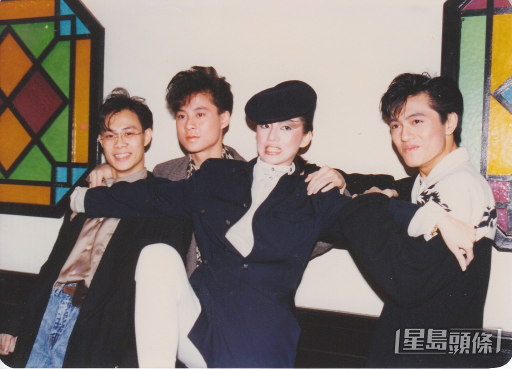 草蜢1985年參加TVB《第4屆新秀歌唱大賽》而獲梅艷芳發掘。