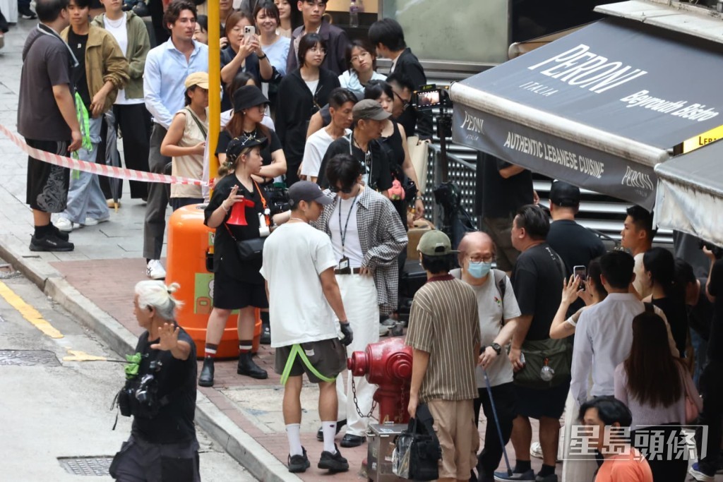 成毅疑似演警察。
