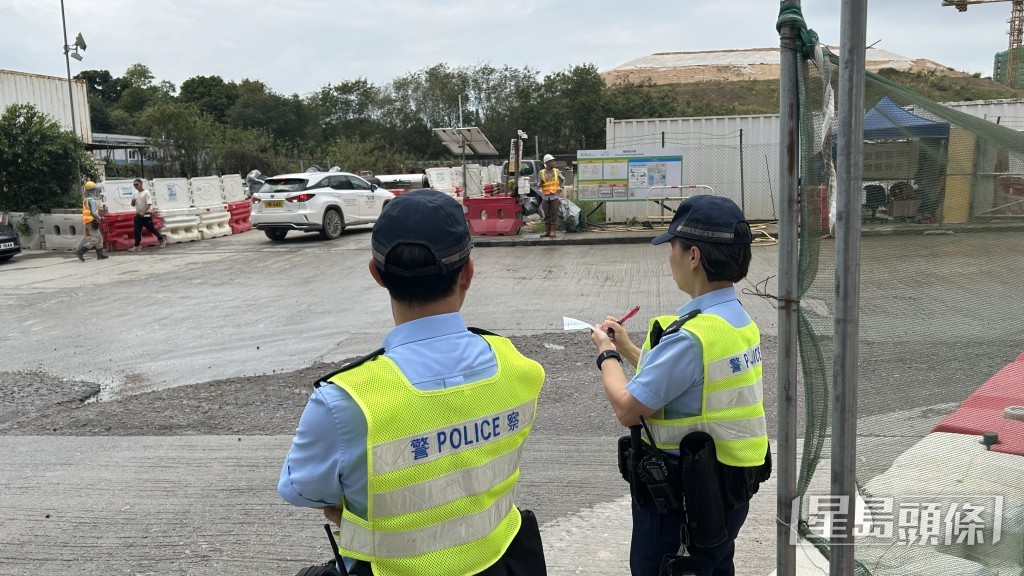 警員封鎖現場對開50米範圍拆彈。 警員封鎖現場對開50米範圍拆彈。