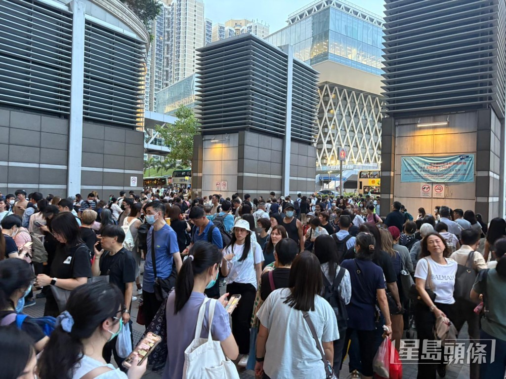 調景嶺站外目測最少有逾300人。黃子龍攝 調景嶺站外目測最少有逾300人。黃子龍攝