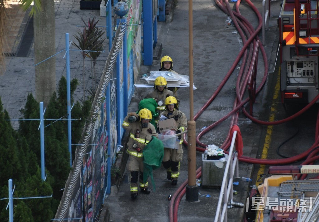 消防檢走一批物料。楊偉亨攝