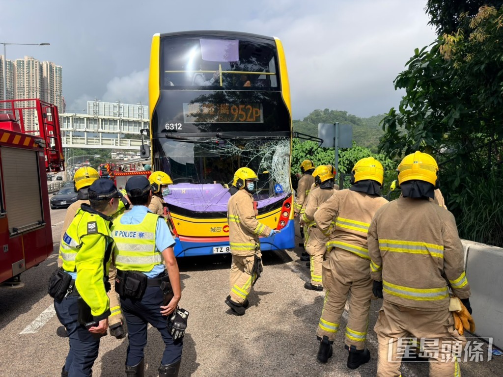 城巴撞欄車窗爆裂。 城巴撞欄車窗爆裂。