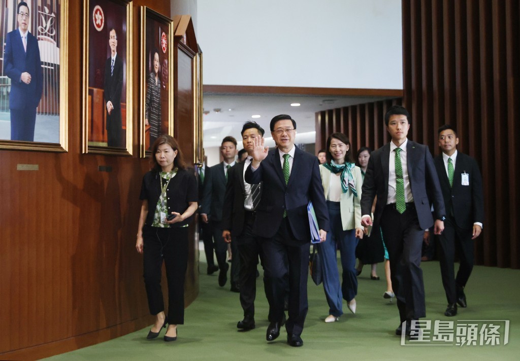 行政長官李家超到立法會宣讀2025年度《施政報告》。何家豪攝 行政長官李家超到立法會宣讀2025年度《施政報告》。何家豪攝