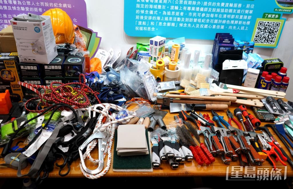 派发物资包括防护及降温装备、辅助搬运工具和搜索用品。