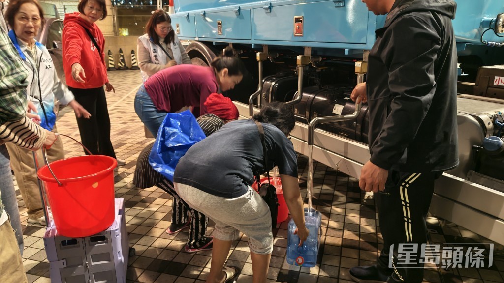水務署安排水車供居民應急取水。 水務署安排水車供居民應急取水。