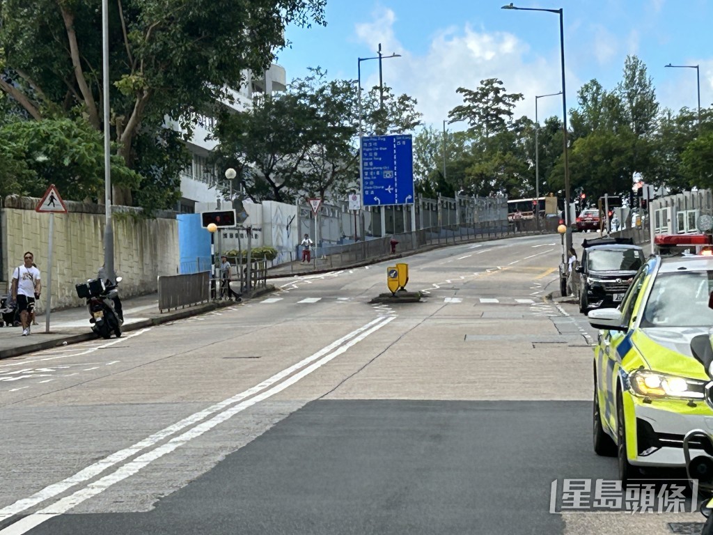 車禍現場50米外有斑馬線過路設施。 車禍現場50米外有斑馬線過路設施。