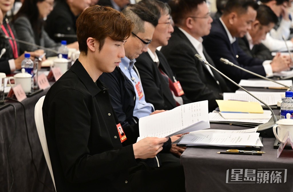 全國政協人口資源環境委員會副主任蔡加讚出席小組會議，討論政協常委會工作報告。劉駿軒攝