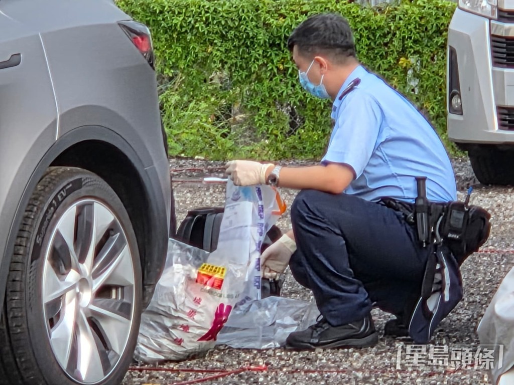 警方調查車內物件,檢走一包炭。 警方調查車內物件,檢走一包炭。