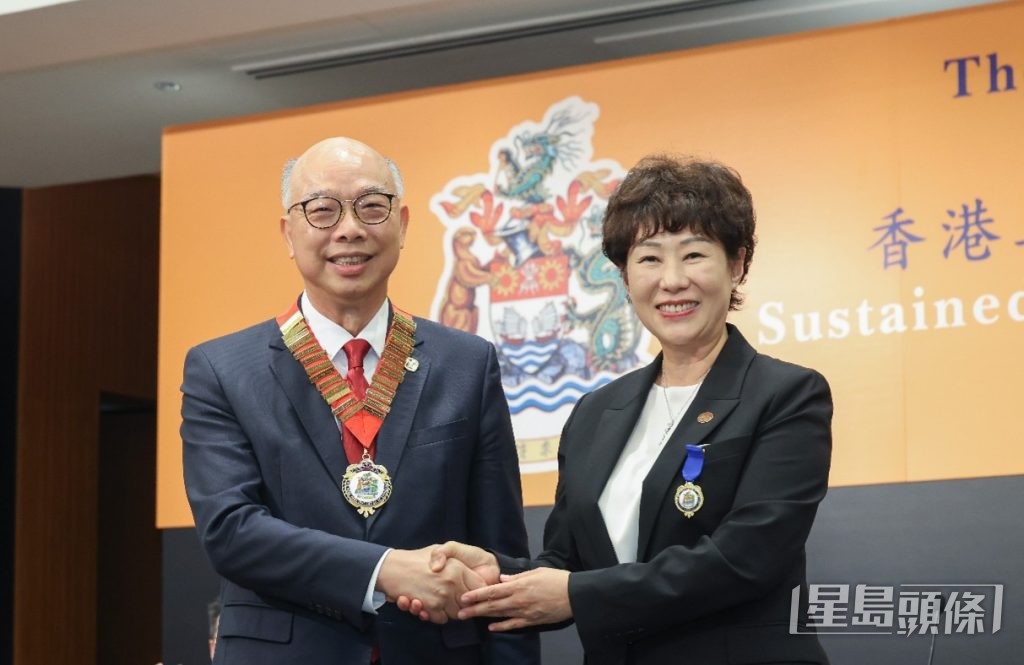 陈帆与香港工程师学会上任会长周健德合照。