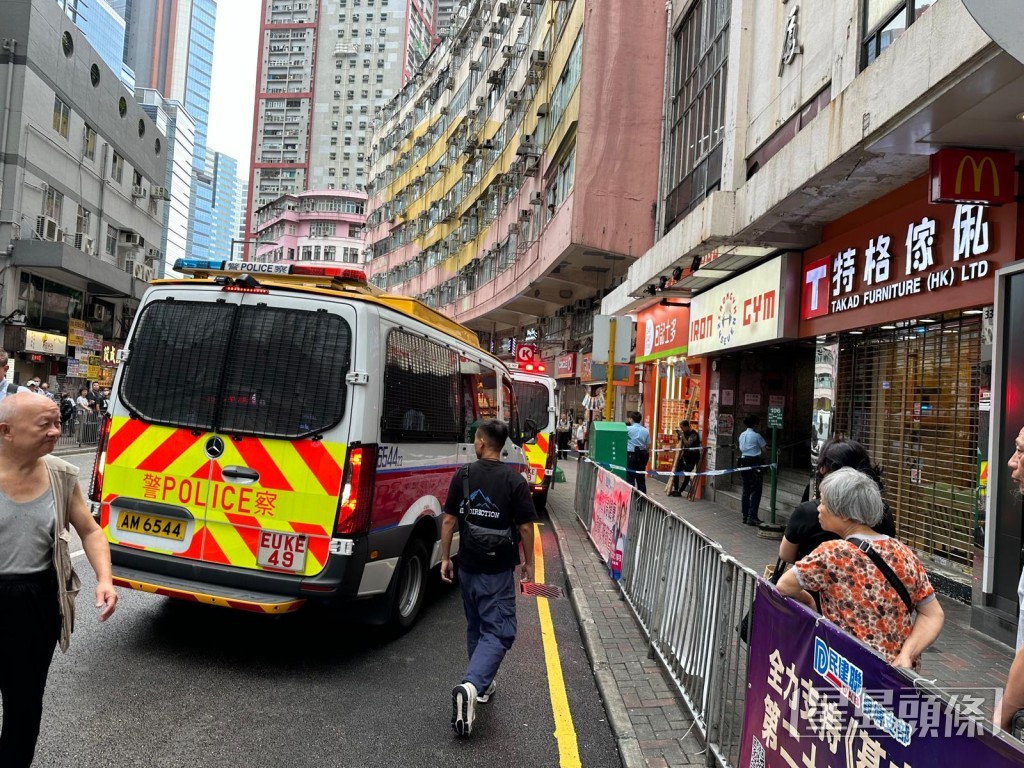 多部衝鋒隊車輛接報到場。讀者提供 多部衝鋒隊車輛接報到場。讀者提供