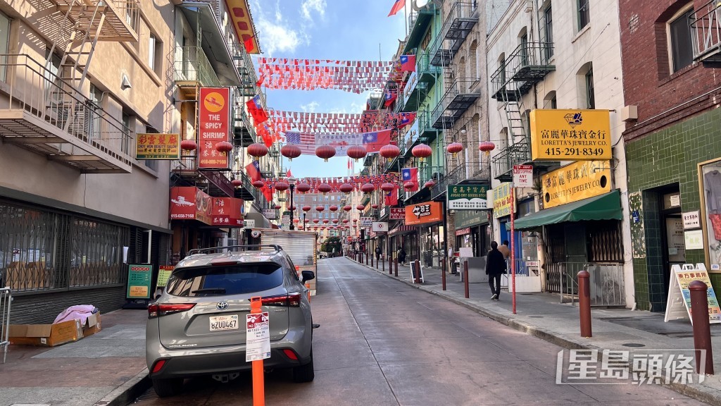 美國時間周一，唐人街較平常冷清，人流不多。郭詠欣攝