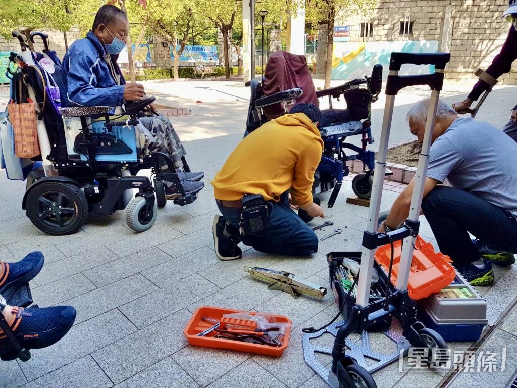 麥耀強與義工現時於公園「打游擊式」維修電動輪椅。