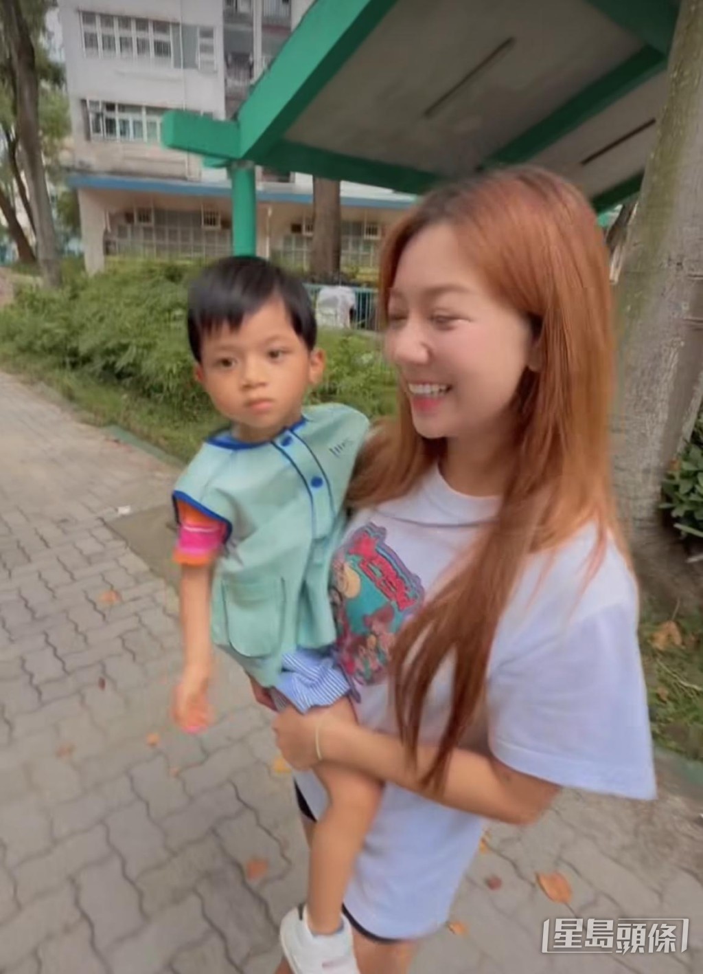 Stephanie親自帶兒子Asher返學。