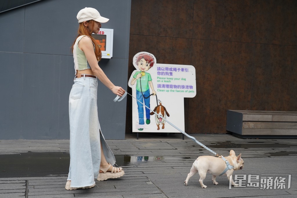 康文署在啟德轄下場地附近擺放多張告示提醒狗主。葉偉豪攝 康文署在啟德轄下場地附近擺放多張告示提醒狗主。葉偉豪攝