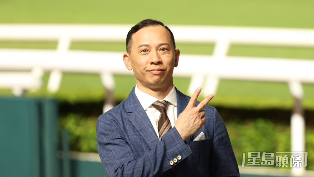 今朝「幸運愉快」同「財富非凡」一同拍跳,課後巫偉傑向兩位鞍上人問長問短。 今朝「幸運愉快」同「財富非凡」一同拍跳,課後巫偉傑向兩位鞍上人問長問短。