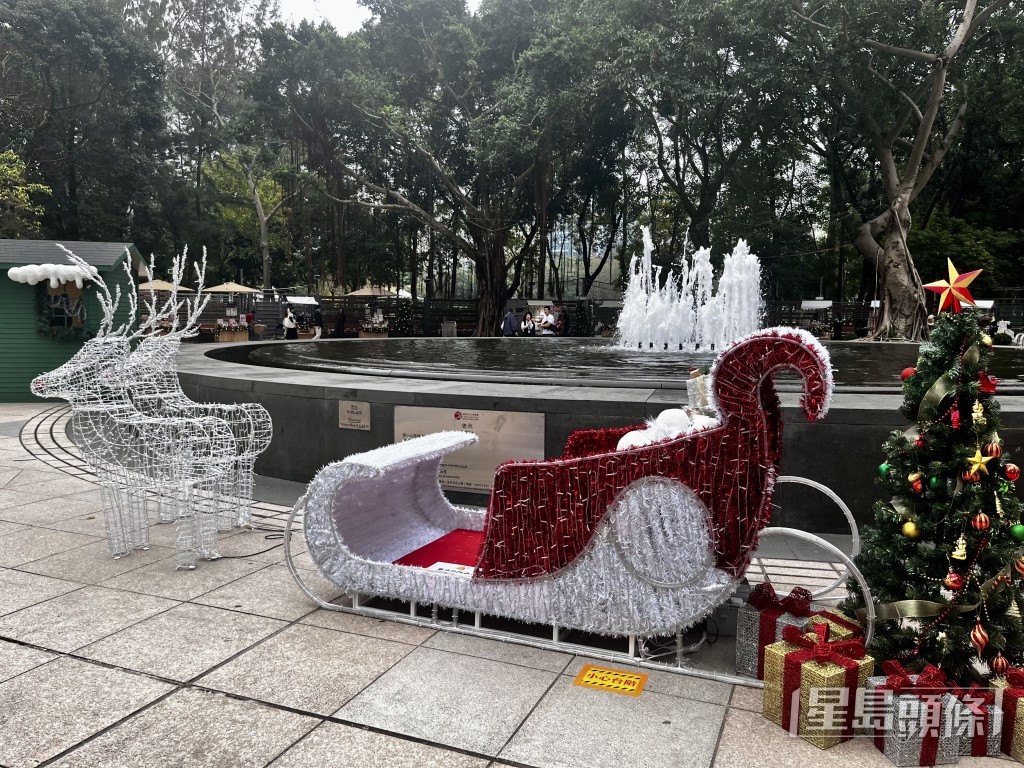 市集內設有大型打卡裝置,聖誕主題裝置包括糖果屋及發光鹿車。 市集內設有大型打卡裝置,聖誕主題裝置包括糖果屋及發光鹿車。