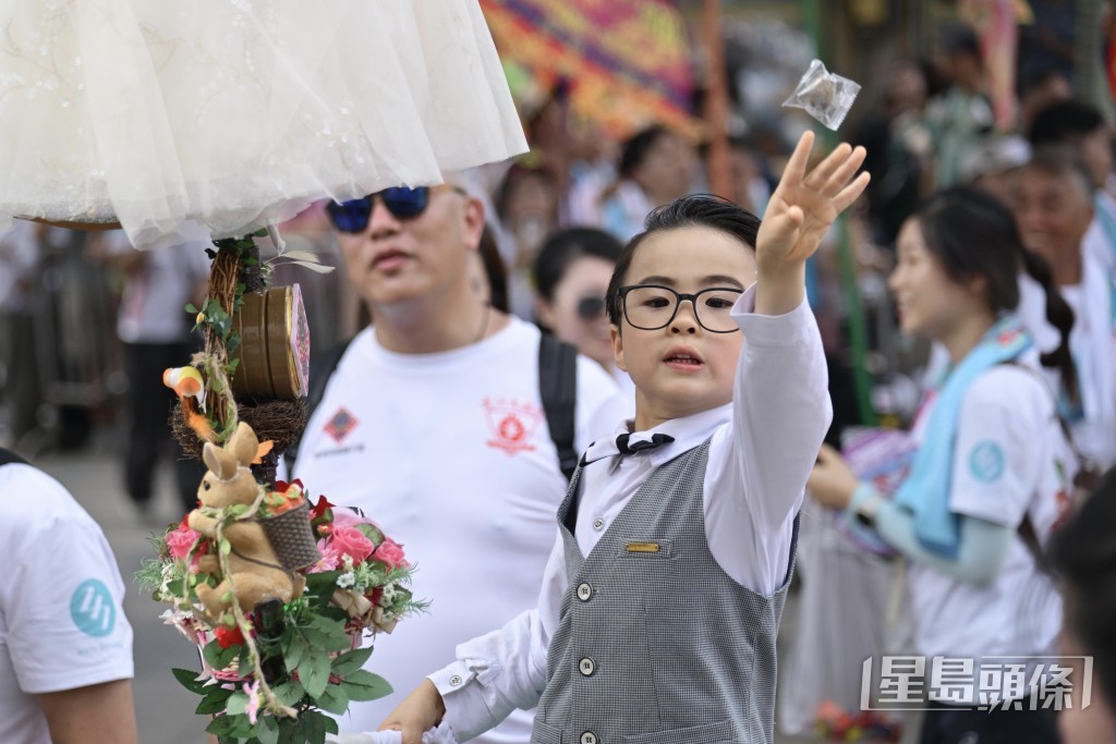 有色芯扮演財爺陳茂波「派糖」。