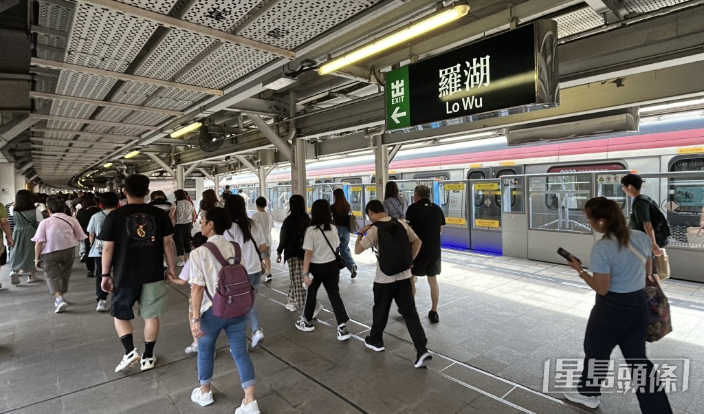 羅湖口岸人流正常,並不見擠擁。 羅湖口岸人流正常,並不見擠擁。