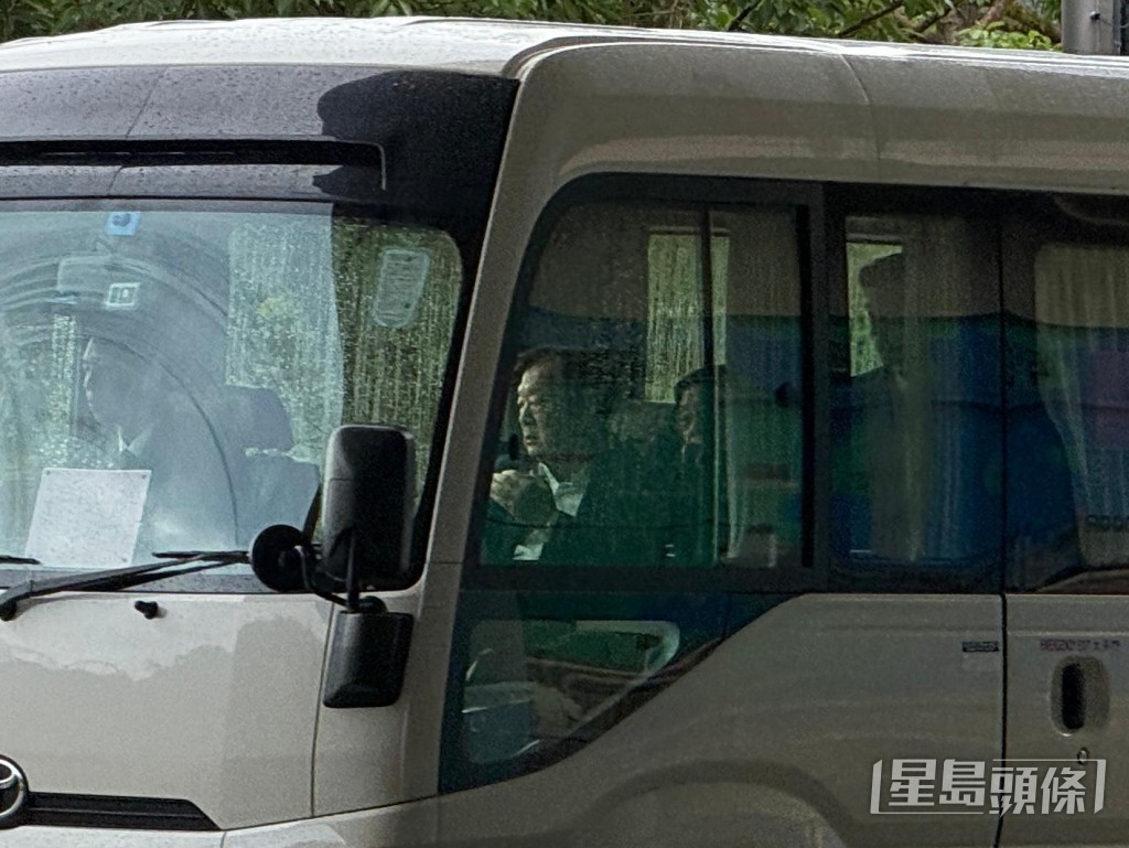 夏寶龍離開海洋公園。曹露尹攝 夏寶龍離開海洋公園。曹露尹攝