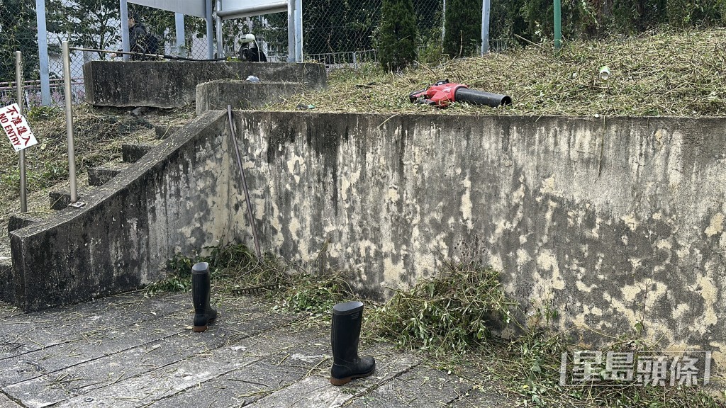 現場遺下除草工具。劉漢權攝