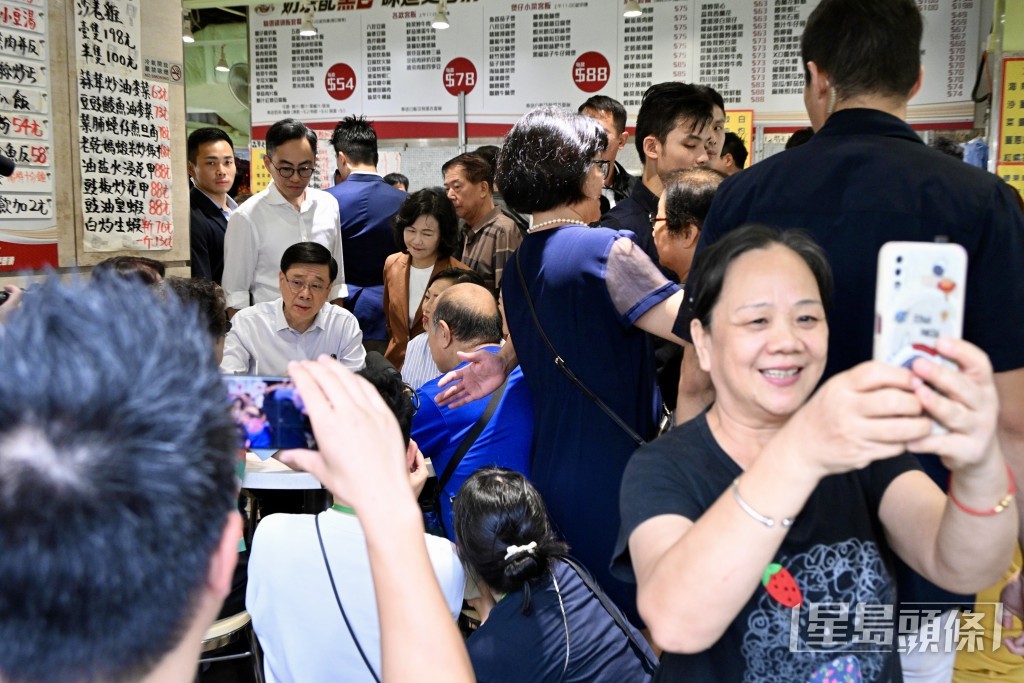 李家超到訪沙角邨茶餐廳與市民交流。蘇正謙攝