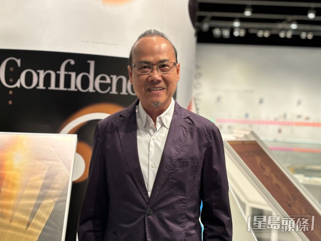 曾任區旗區徽圖案評選委員會委員的韓秉華。脫芷晴攝