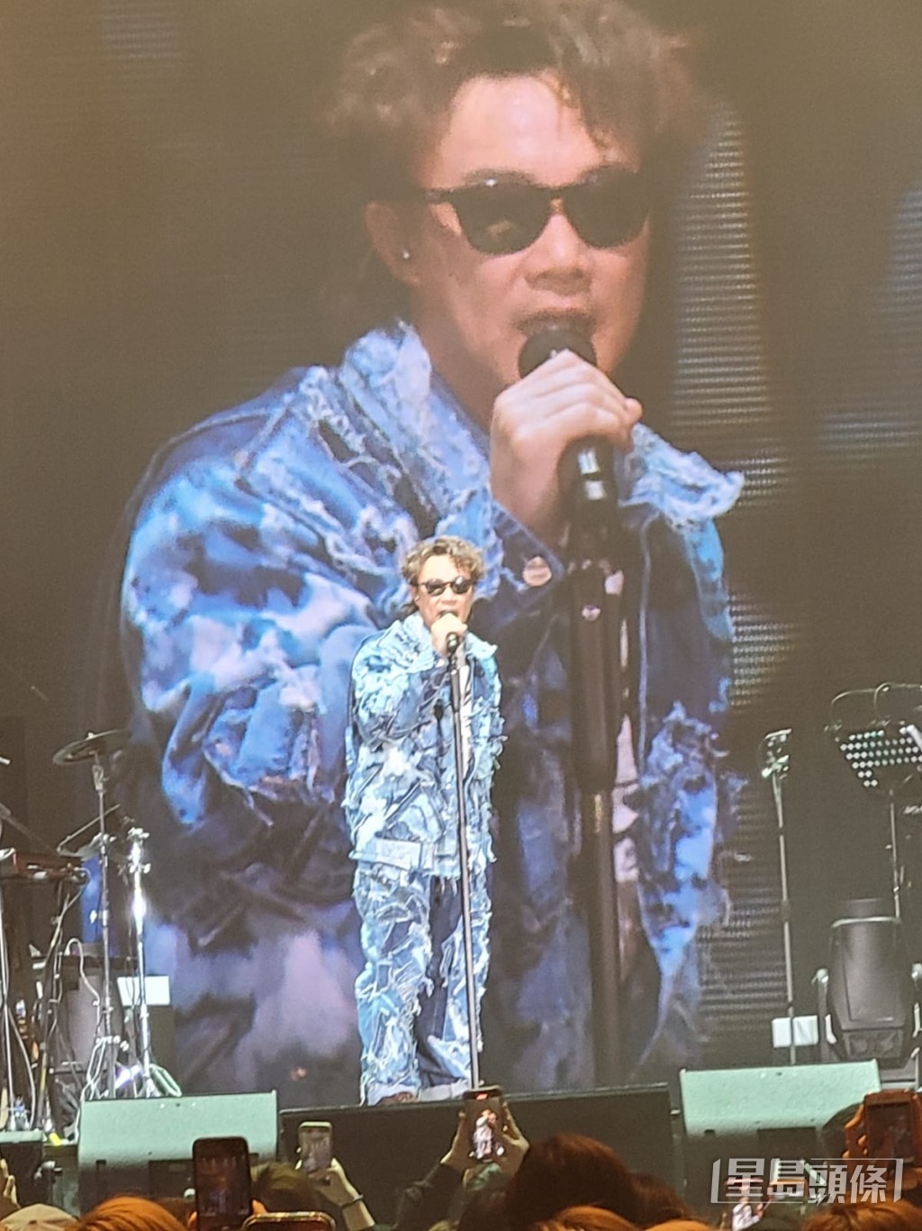演唱會隨即再開始，Eason陳奕迅上台演唱。