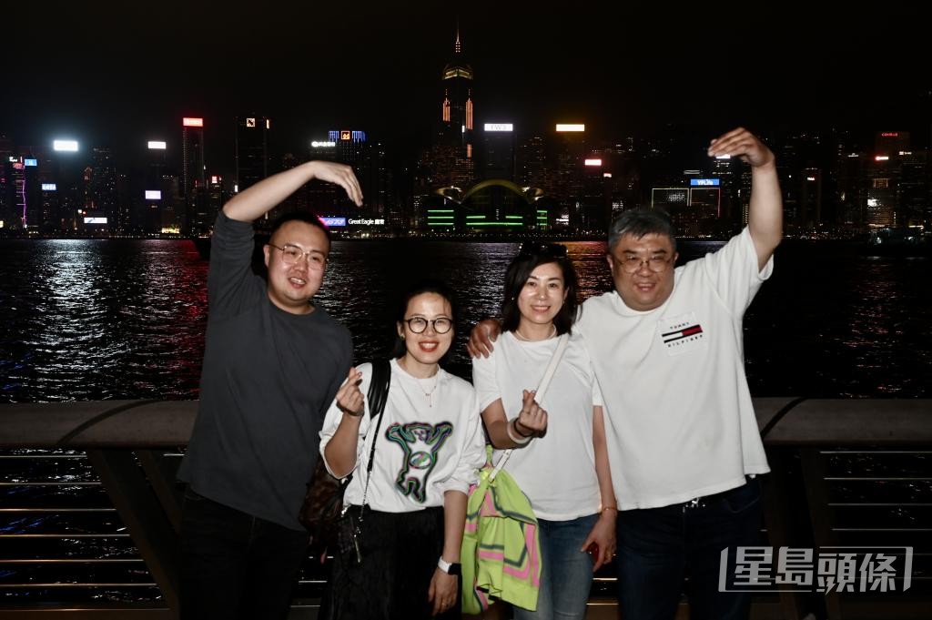 首批抵港的青島自由行旅客夜遊維港。 首批抵港的青島自由行旅客夜遊維港。