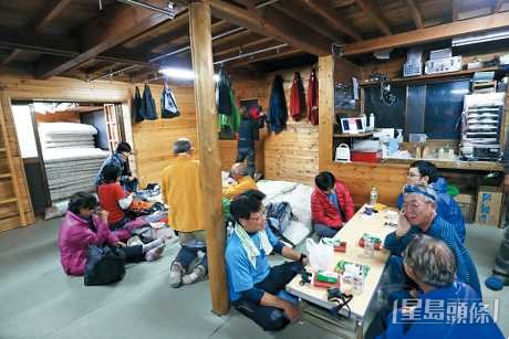 登山道的山屋均配備有緊急設施,如電話和氧氣裝置等,能夠及時應對登山者可能遇到的健康問題。資料圖片 登山道的山屋均配備有緊急設施,如電話和氧氣裝置等,能夠及時應對登山者可能遇到的健康問題。資料圖片