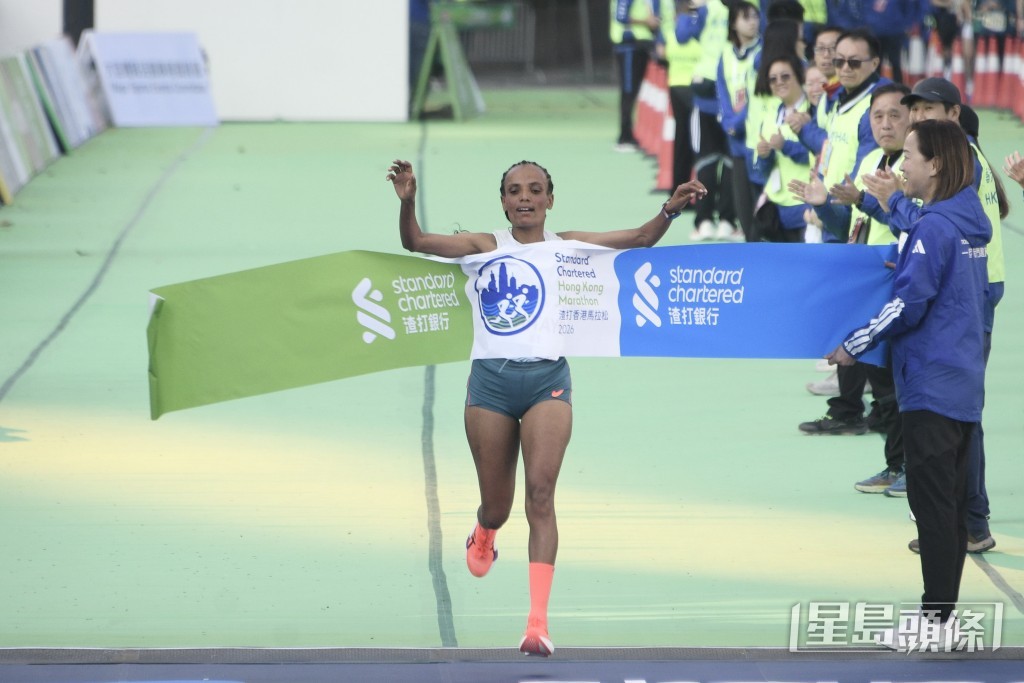 女子全馬冠軍Shitaye衝線一刻。 女子全馬冠軍Shitaye衝線一刻。