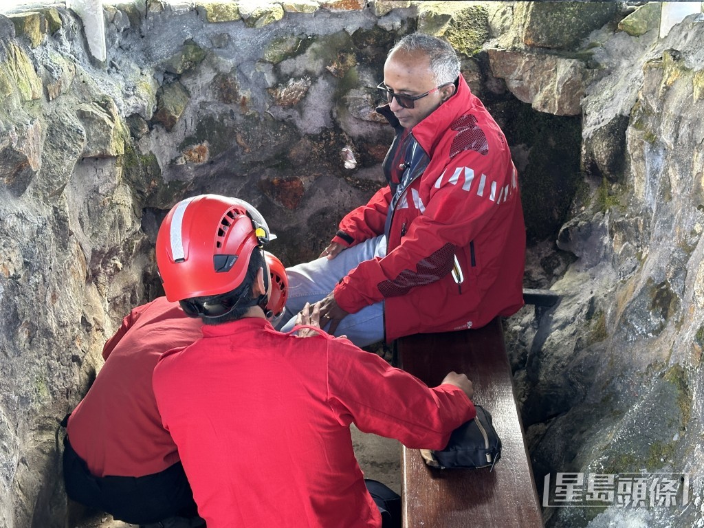 民安隊隊員尋獲男事主,並加以安慰。梁國峰攝 民安隊隊員尋獲男事主,並加以安慰。梁國峰攝