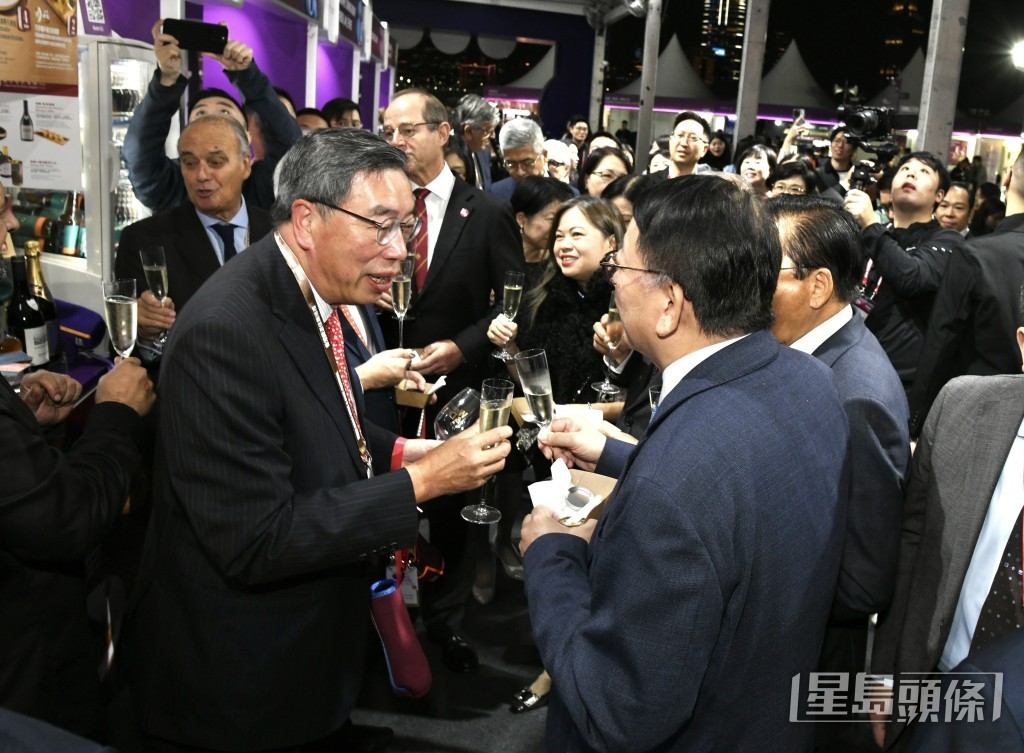 陳國基與立法會主席梁君彥「乾杯」。 陳國基與立法會主席梁君彥「乾杯」。