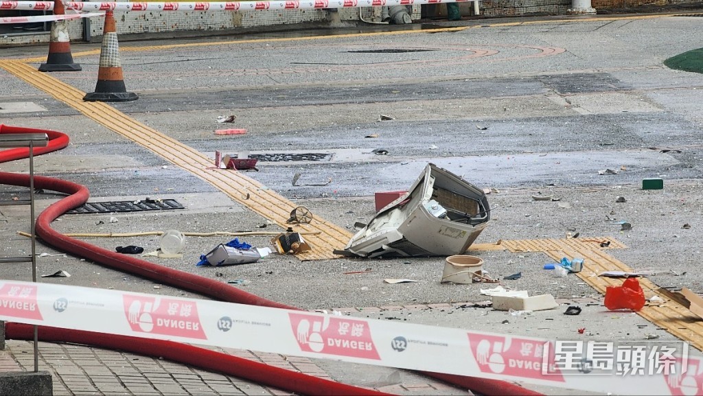 大廈現場外滿地冷氣機殘骸及瓦礫。黃文威攝