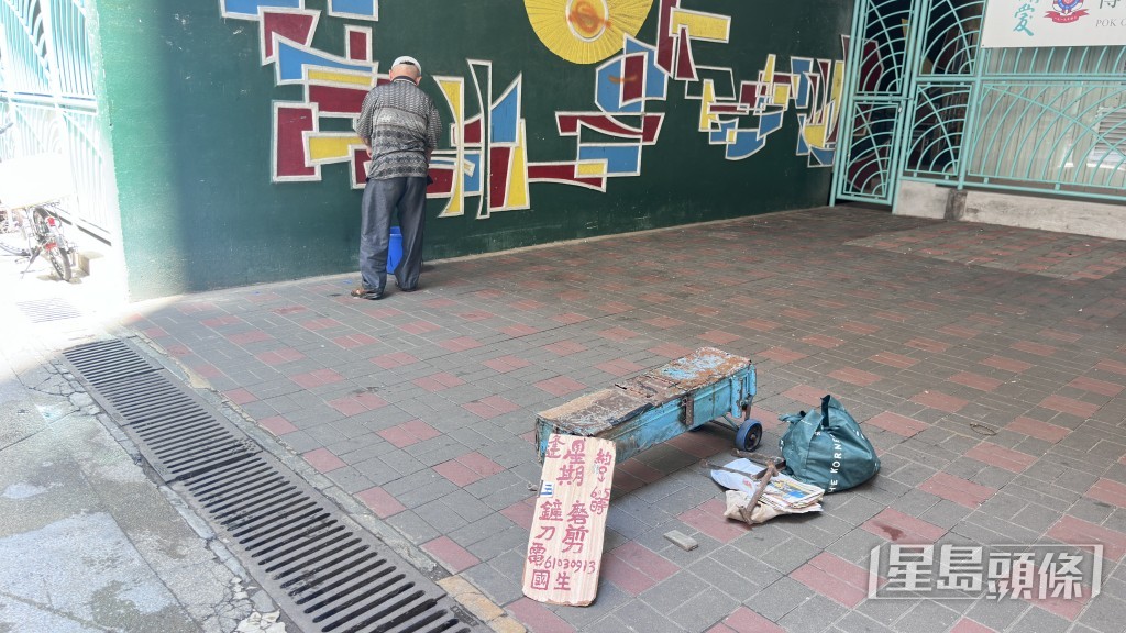 國先生在美孚橋底擺檔磨刀。梁國峰攝 國先生在美孚橋底擺檔磨刀。梁國峰攝