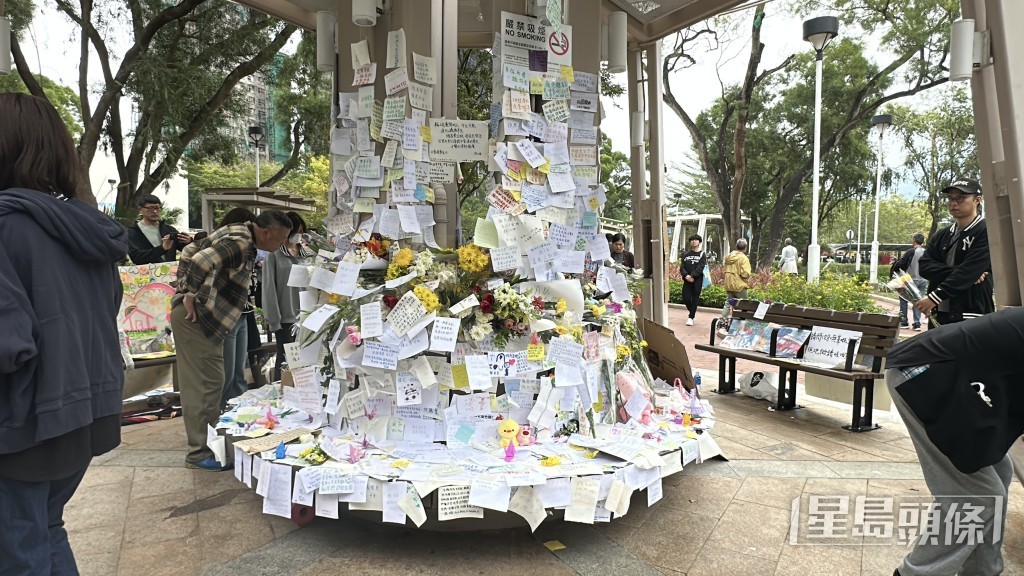 市民寫上心意字貼送暖。