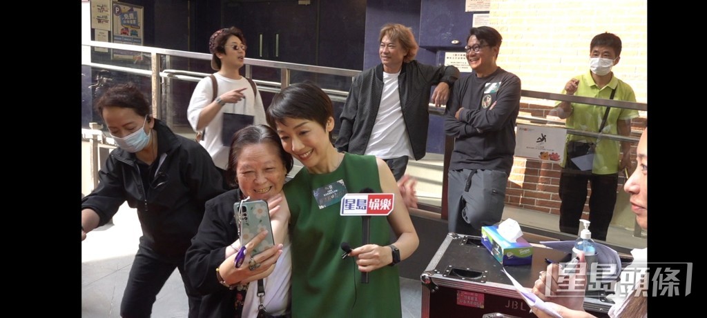 訪問期間，有年老女街坊突入，衝向江美儀要求合照，江美儀雖被嚇到，但她亦跟街坊先合照，更著對方下次不要這樣，因為很容易整親。