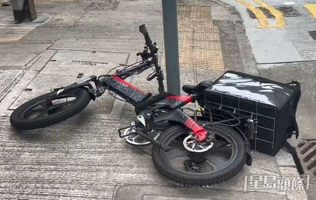 女子推倒單車。
