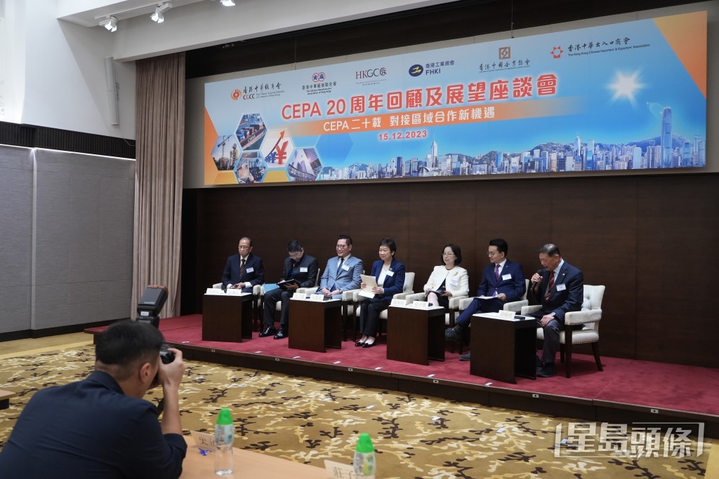 商会代表讲述《内地与港澳关于建立更紧密经贸关系的安排》（CEPA）自2003年签署以来的发展。吴艳玲摄