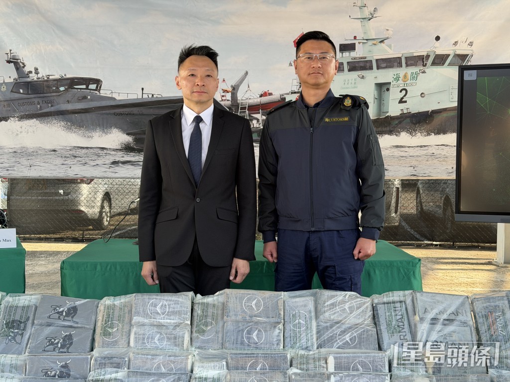 海關毒品調查科高級監督劉玉龍(圖左)及海關港口及海域科海域行動課監督羅展文講述案件詳情。。 海關毒品調查科高級監督劉玉龍(圖左)及海關港口及海域科海域行動課監督羅展文講述案件詳情。。