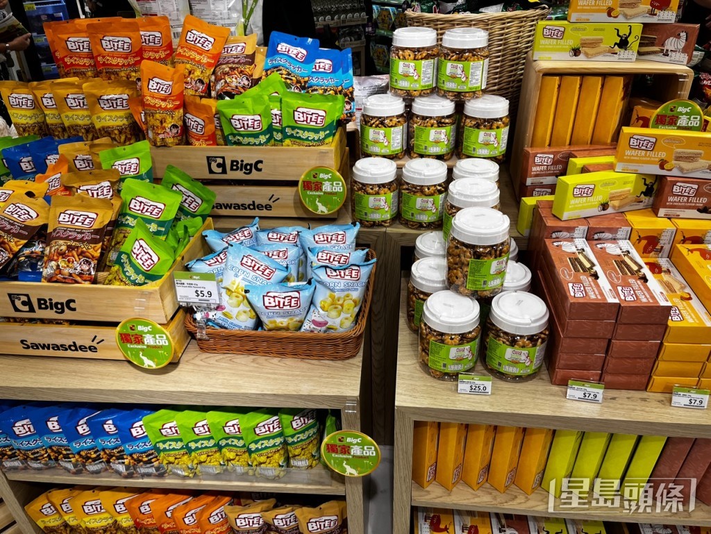 大量商品亦設折扣優惠,包括泰國啤酒、脆豬肉絲、水果乾、各種零食等等。李健威攝 大量商品亦設折扣優惠,包括泰國啤酒、脆豬肉絲、水果乾、各種零食等等。李健威攝