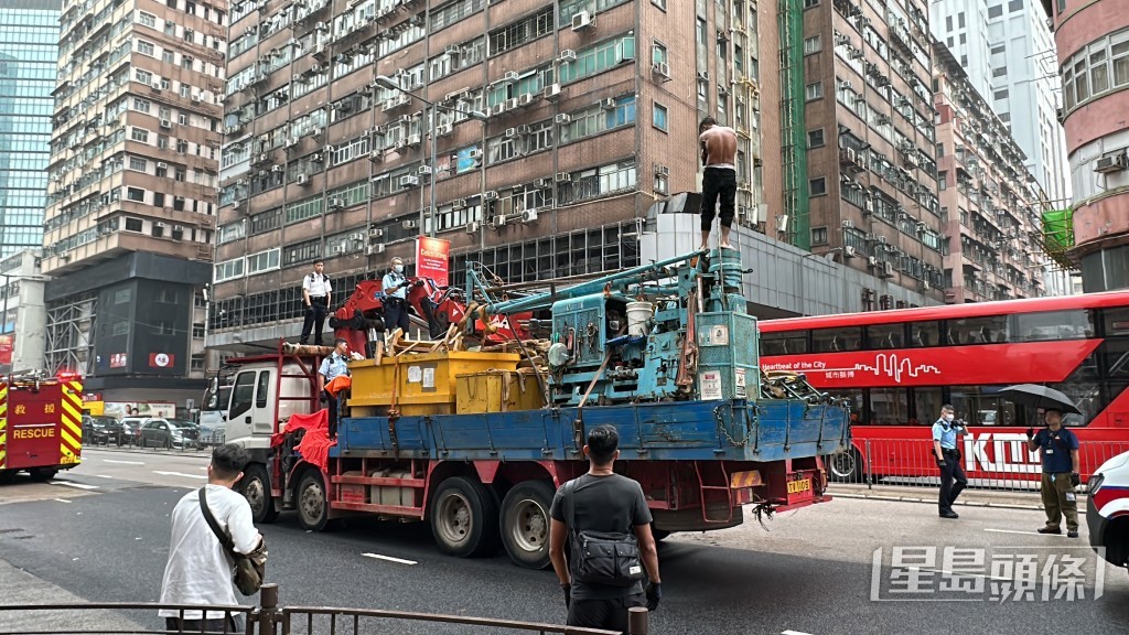 警員亦爬上吊臂車戒備。劉漢權攝